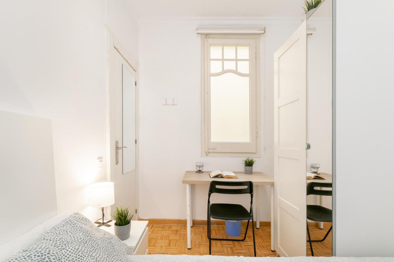 Balmes Private Rooms บาร์เซโลนา ภายนอก รูปภาพ