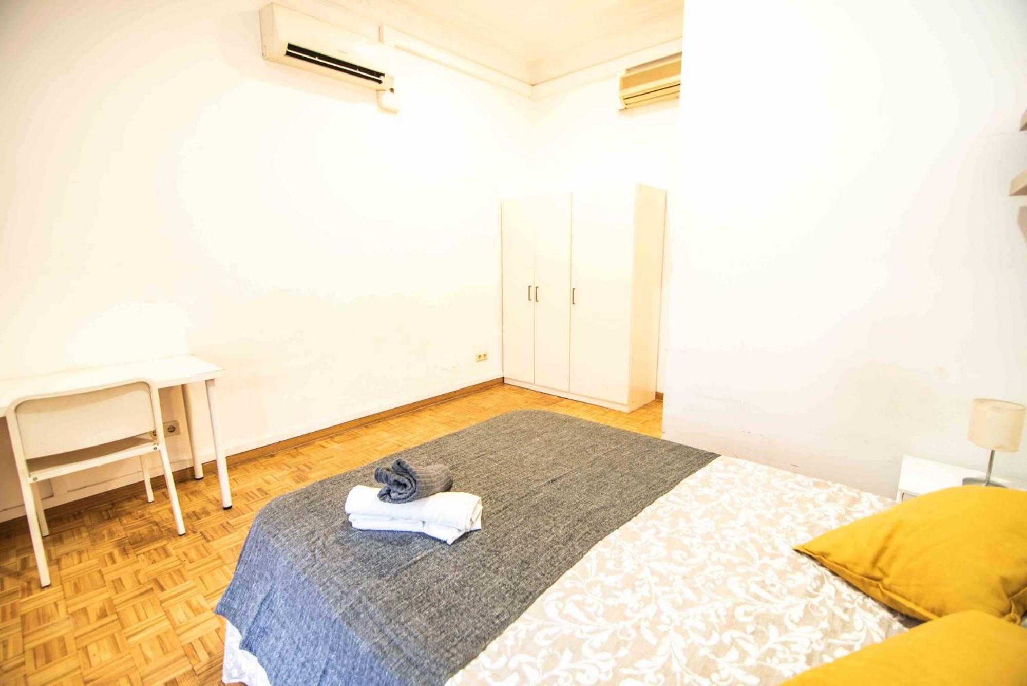 Balmes Private Rooms บาร์เซโลนา ภายนอก รูปภาพ